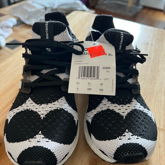 Brand new black and white Ultraboost. Size 5 woman’s. - Picture 5 of 6
